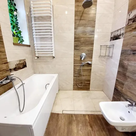 Tanie Spanie Przy Targach Poznanskich - Zameldowanie Bezobslugowe- *